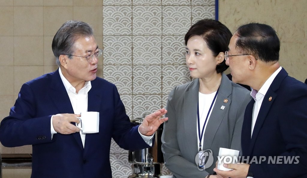 문재인 대통령과 유은혜 교육부 장관, 홍남기 기획재정부 장관