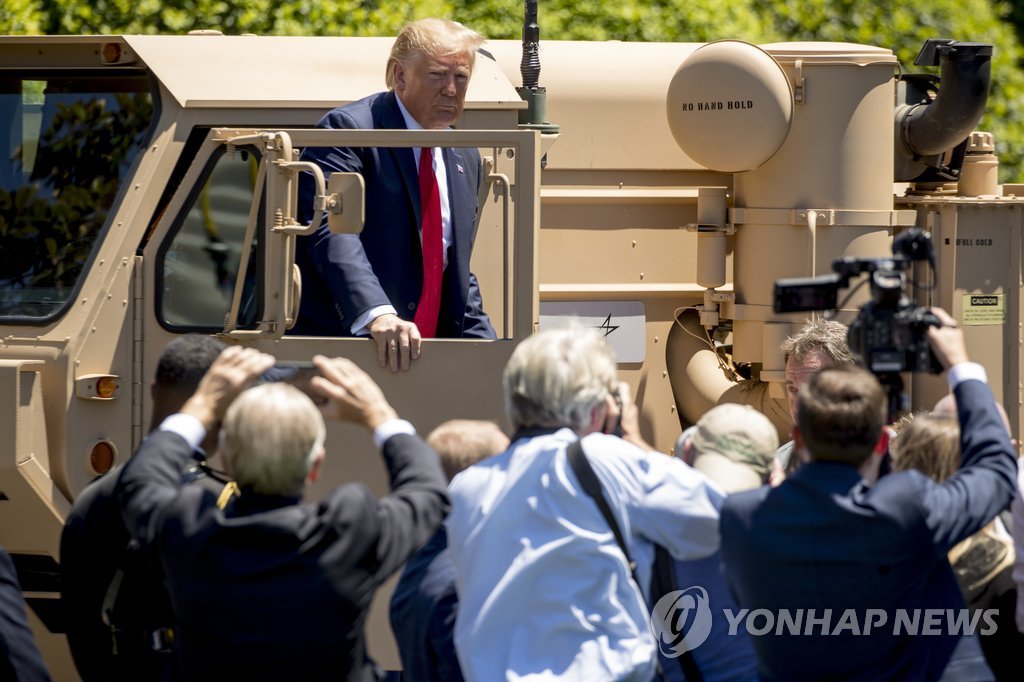 백악관 뜰 전시 '사드' 내려오는 트럼프