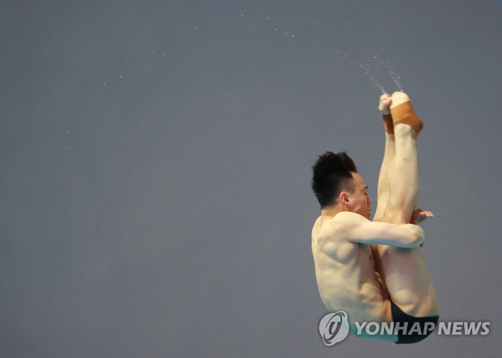화려한 다이빙 연기