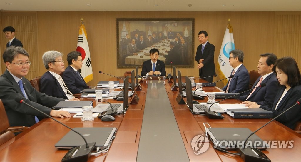 금통위에서 발언하는 이주열 한국은행 총재