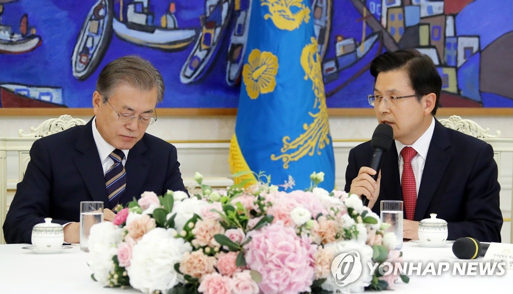 Moon meets party leaders over trade row Moon meets party leaders over trade row