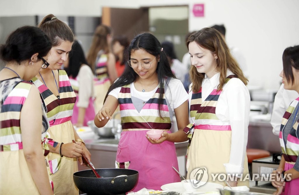 Los estudiantes extranjeros preparan comida coreana Los estudiantes extranjeros preparan comida coreana