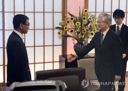 일본 외무상에게 악수 하는 남관표 주일 한국대사