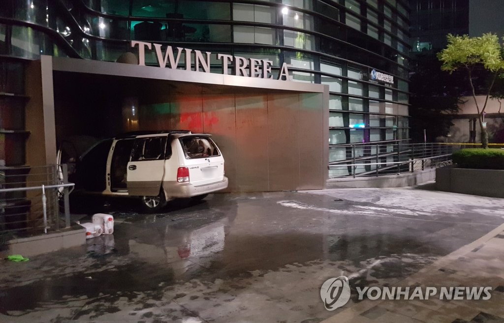 일본대사관 건물 앞 차에서 불…70대 남성 사망