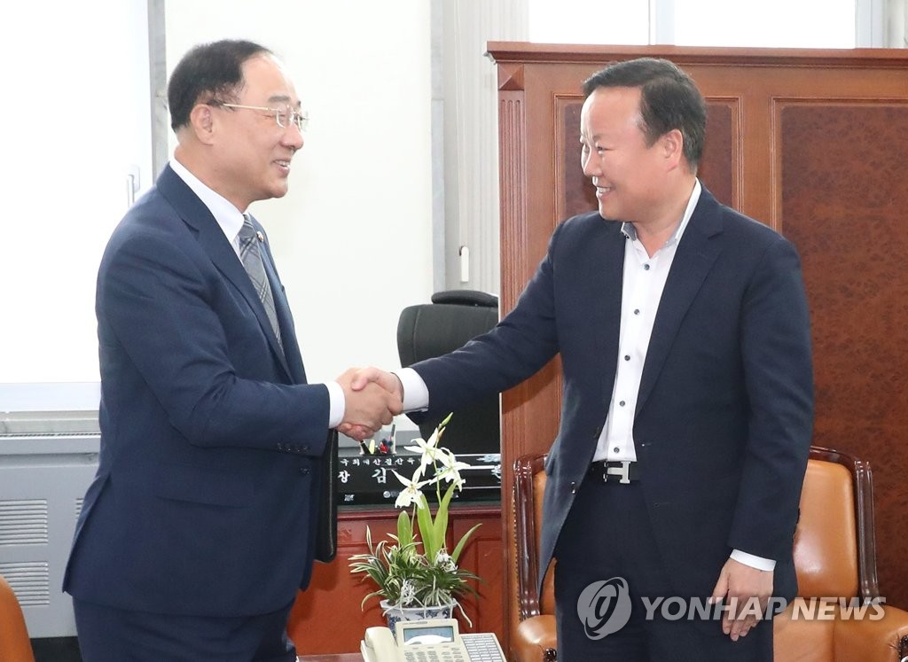 Finance minister meets lawmaker to press for extra budget Finance minister meets lawmaker to press for extra budget