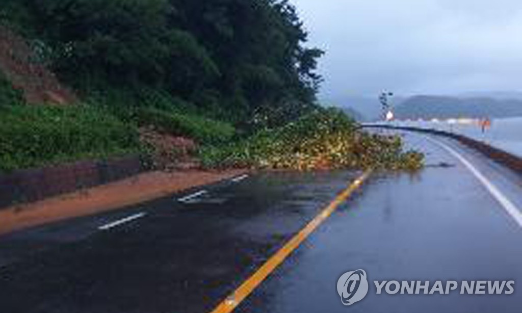 국도로 흘러내린 토사