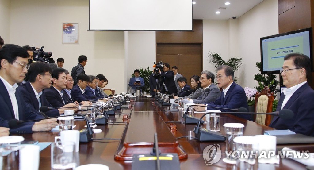문 대통령, 수석·보좌관회의 주재