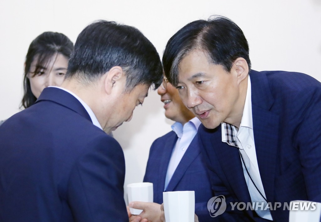 대화 나누는 조국-윤도한 수석