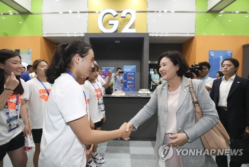 여자 수구 대표팀 격려하는 김정숙 여사