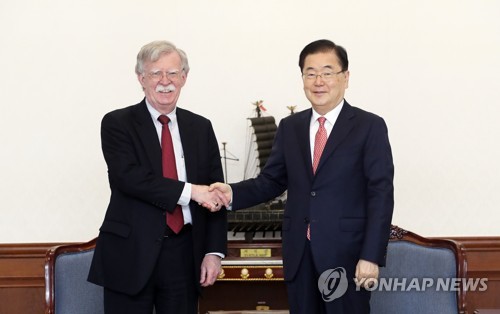 악수하는 정의용과 볼턴