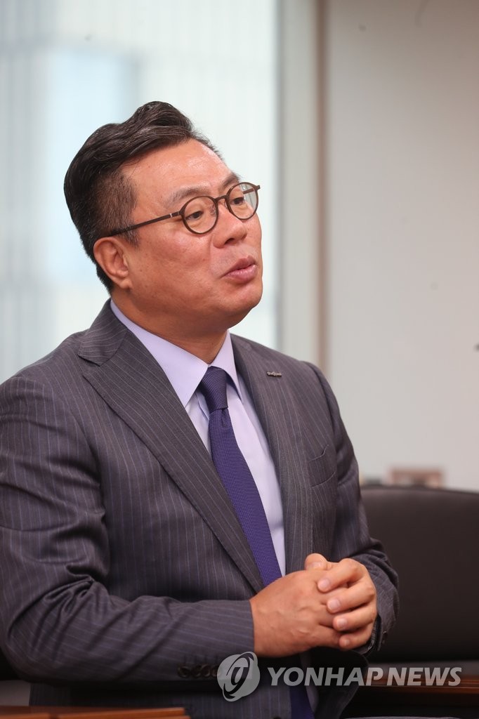 인터뷰하는 정일문 한국투자증권 사장