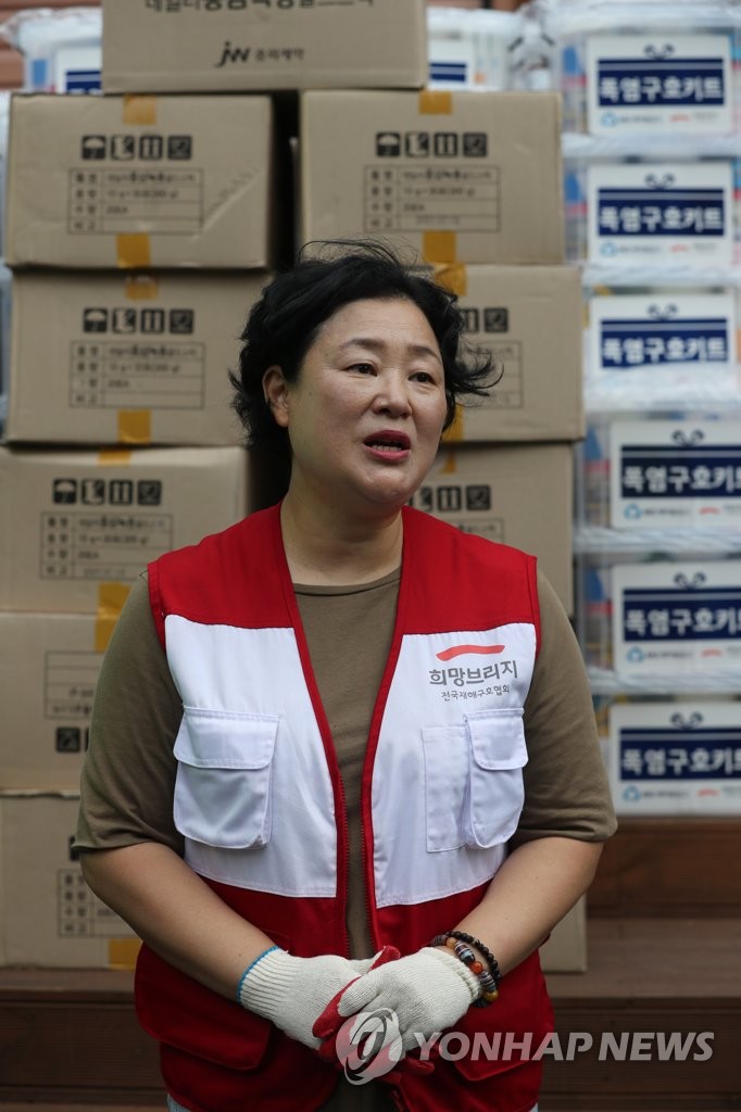 감사인사 전하는 김정희 희망브리지 사무총장