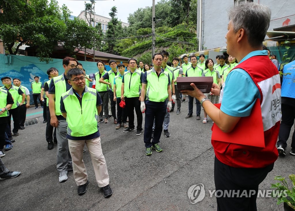설명 듣는 봉사자들