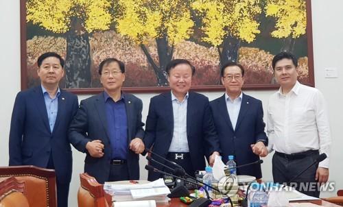 새벽에 다시 열린 예결위 간사회의