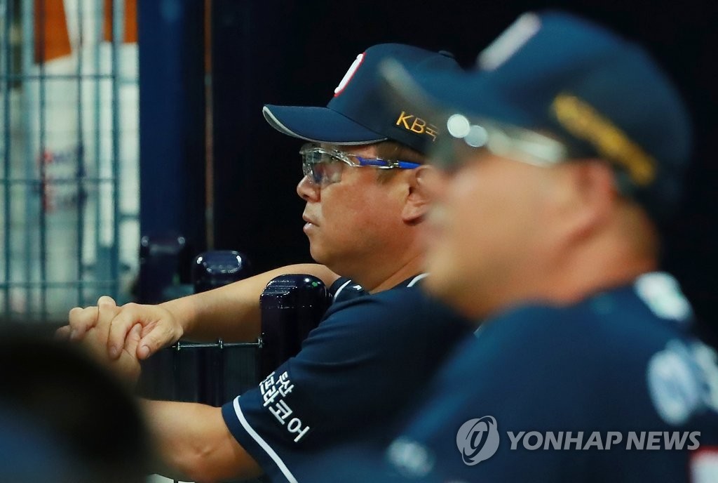 경기 살피는 김태형 두산 감독