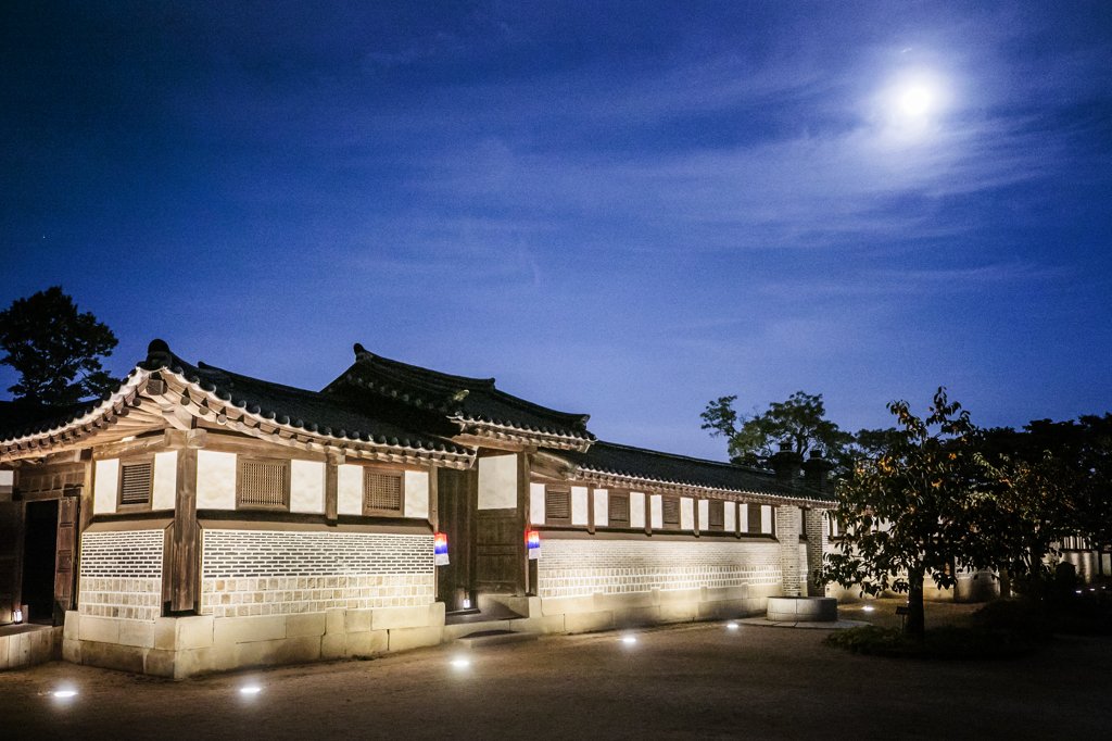 Paseo bajo la luz de la luna en el palacio real Changdeok Paseo bajo la luz de la luna en el palacio real Changdeok