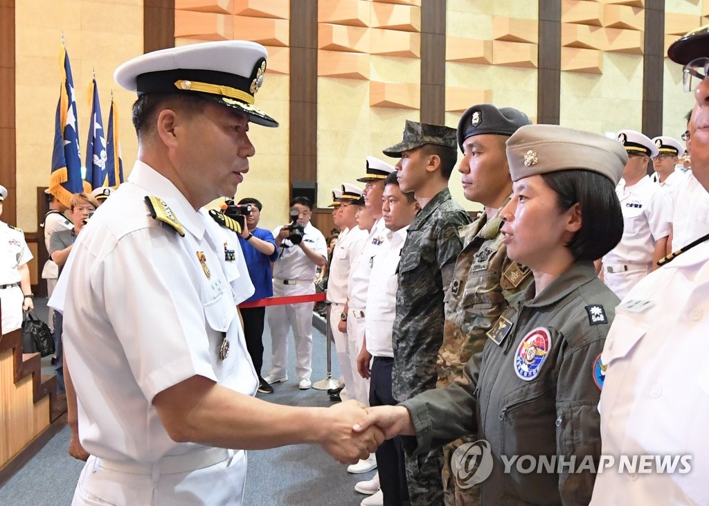최초 여군 항공대장 격려하는 심승섭 해군참모총장