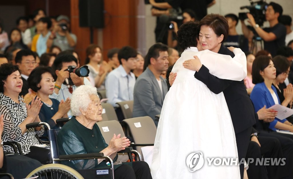이용수 할머니와 포옹하는 진선미 장관