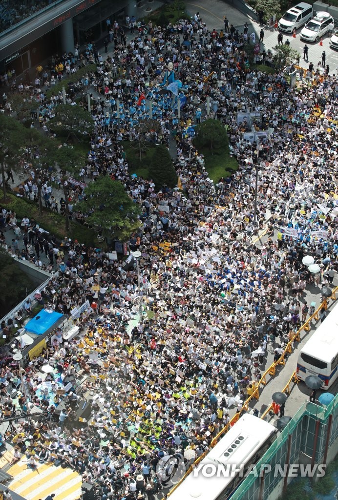 일본대사관 앞 가득 메운 수요집회 인파