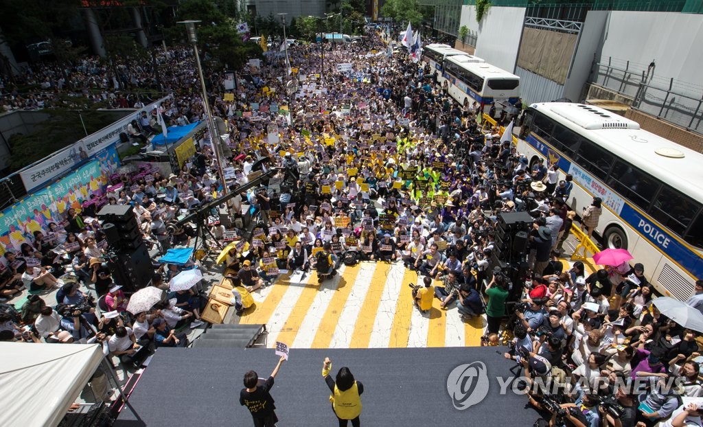 수요집회 인파, 일본대사관 앞 가득