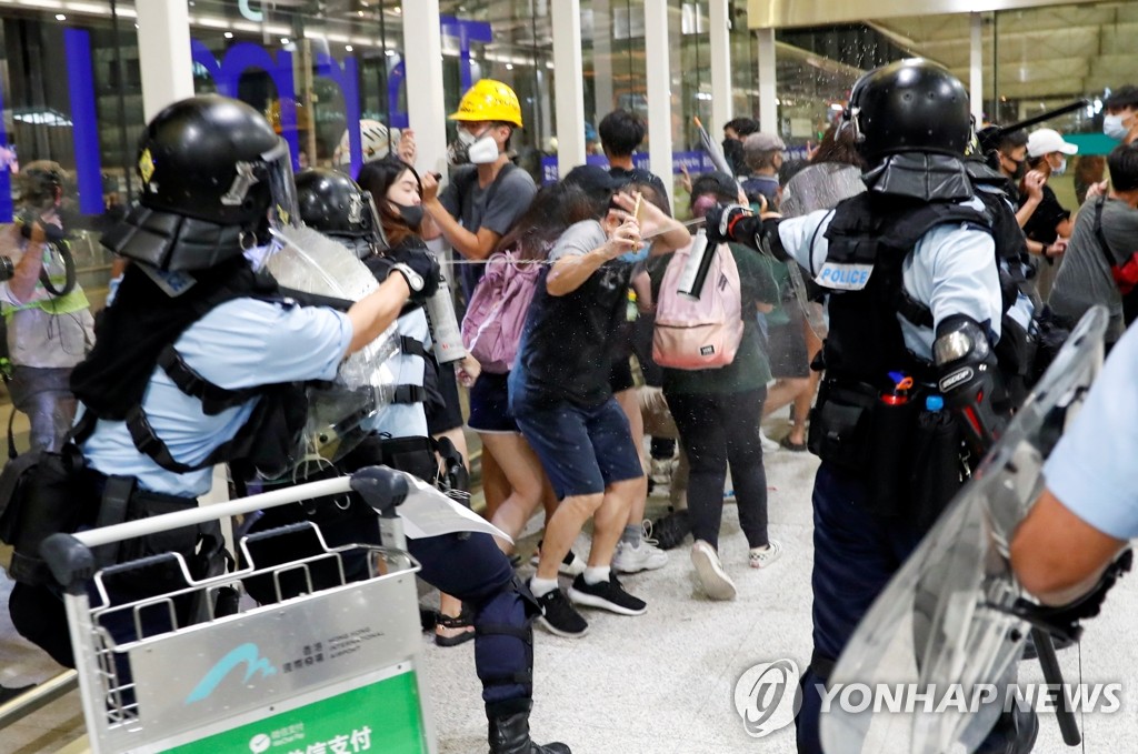 시위대 향해 후추 스프레이 뿌리는 홍콩 경찰