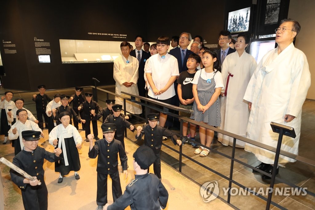 '겨레의 함성' 전시관 찾은 대통령 내외