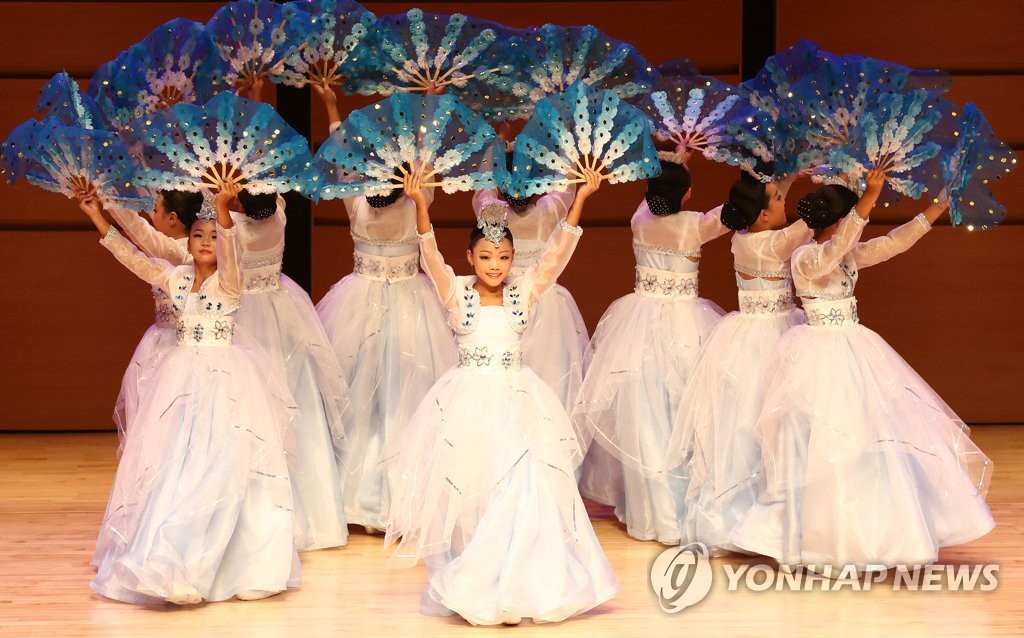 해외동포 어린이들의 아름다운 부채춤