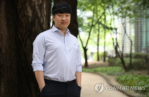 포즈 취하는 김기훈