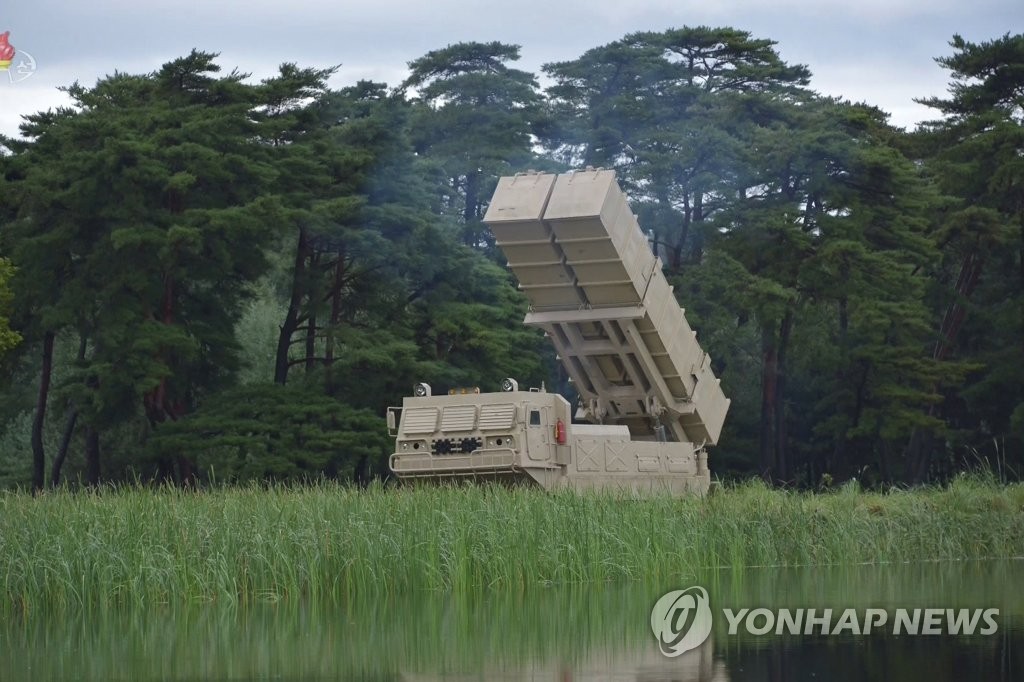 북한, 이동식발사대서 '새 무기' 시험사격