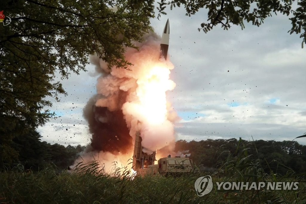 북한, 또 '새 무기' 시험사격…북한판 에이태킴스 추정