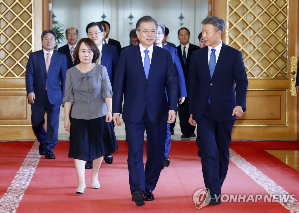 문 대통령과 박삼득 신임 국가보훈처장