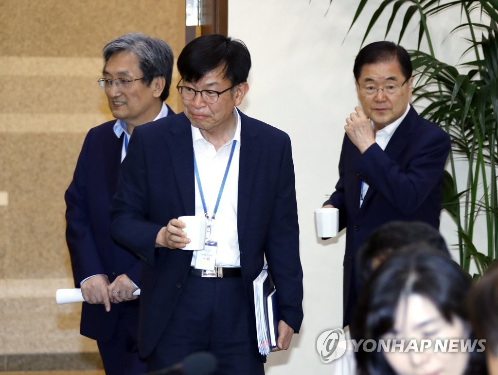 수석보좌관회의 입장하는 청와대 3실장