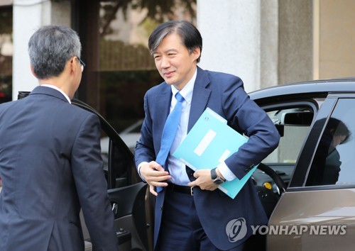 출근하는 조국 후보자