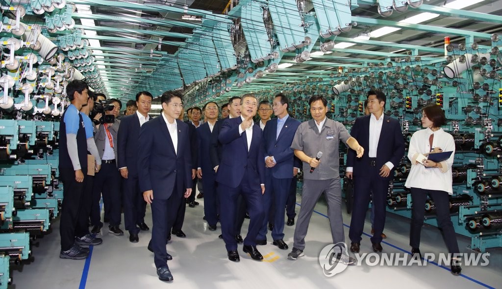 탄소섬유 생산현장 살펴보는 문 대통령