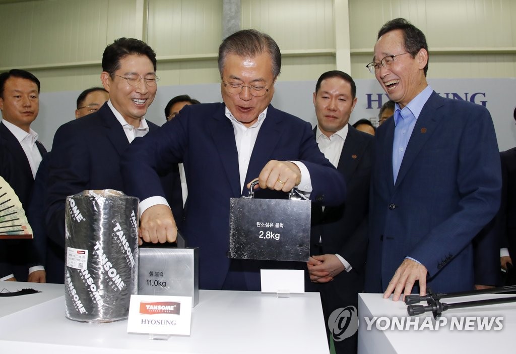 문 대통령, '탄소섬유가 확실히 가볍네요'