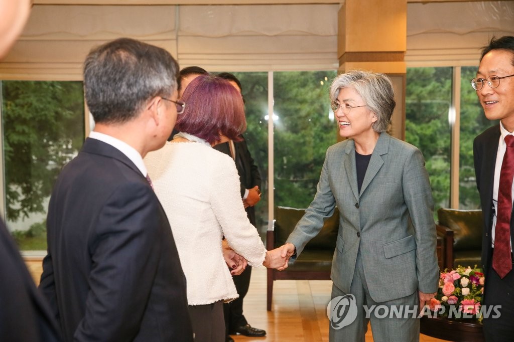 중국 현지 우리 기업인들과 간담회하는 강경화 장관