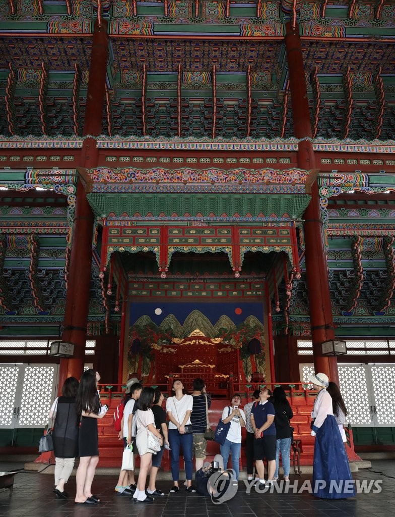 Touring Geunjeongjeon Hall Touring Geunjeongjeon Hall
