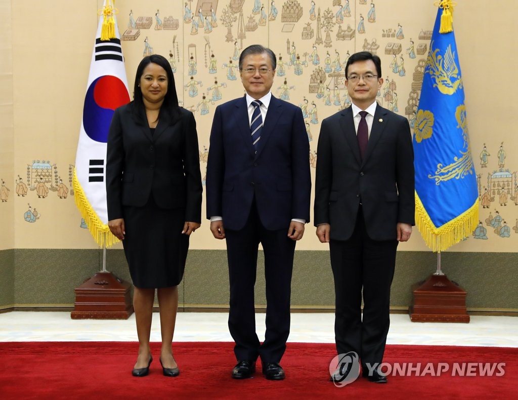주한 니카라과 대사와 기념촬영하는 문 대통령