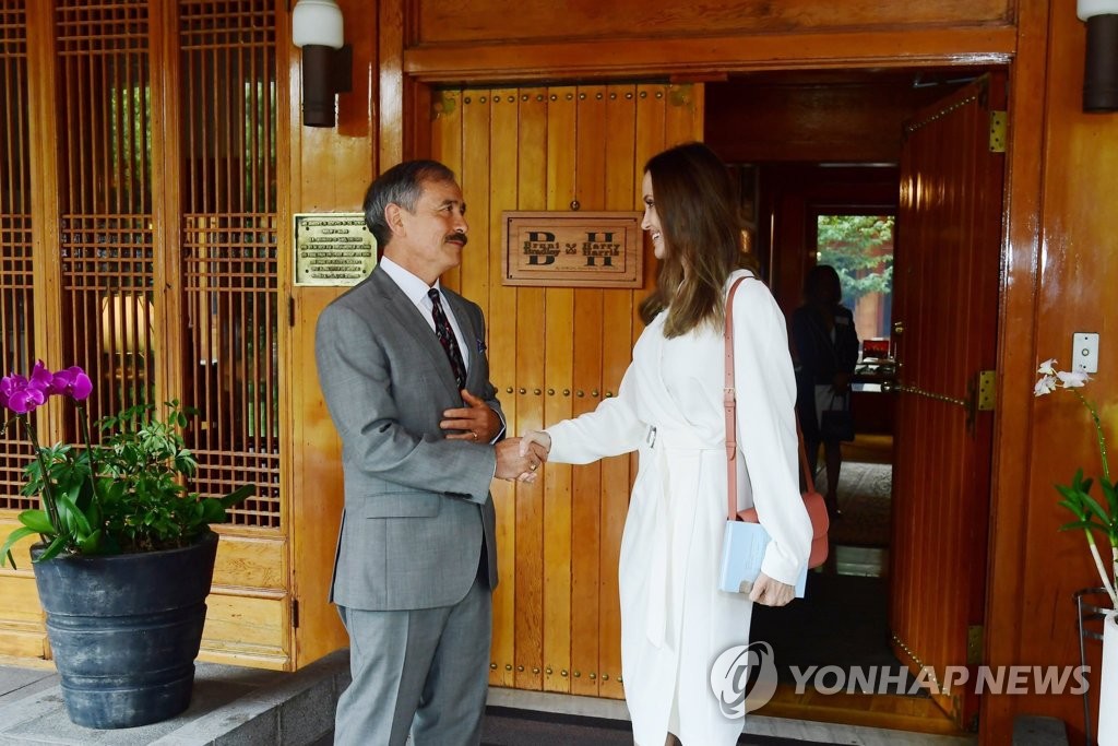 Angelina Jolie con el embajador estadounidense ante Corea del Sur Angelina Jolie con el embajador estadounidense ante Corea del Sur