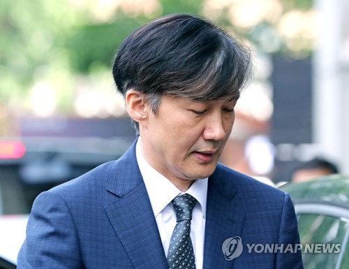 굳은 표정의 조국 후보자
