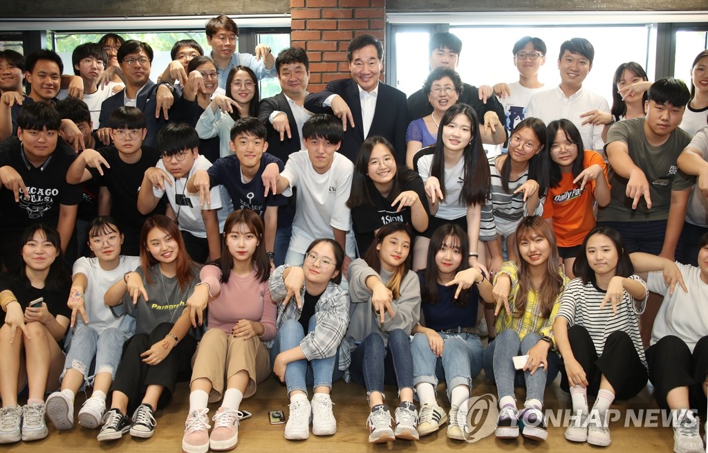 미래교실네트워크 학생들과 기념촬영 하는 이낙연 총리