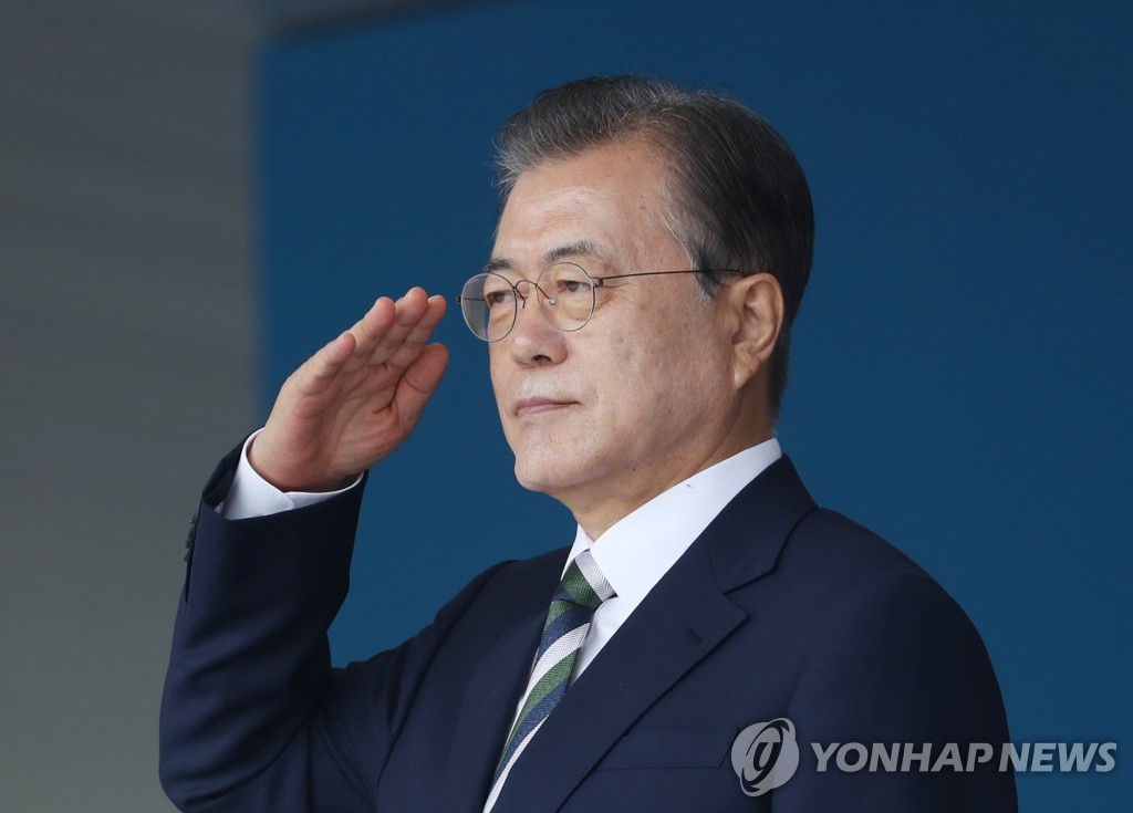 문 대통령, 경례
