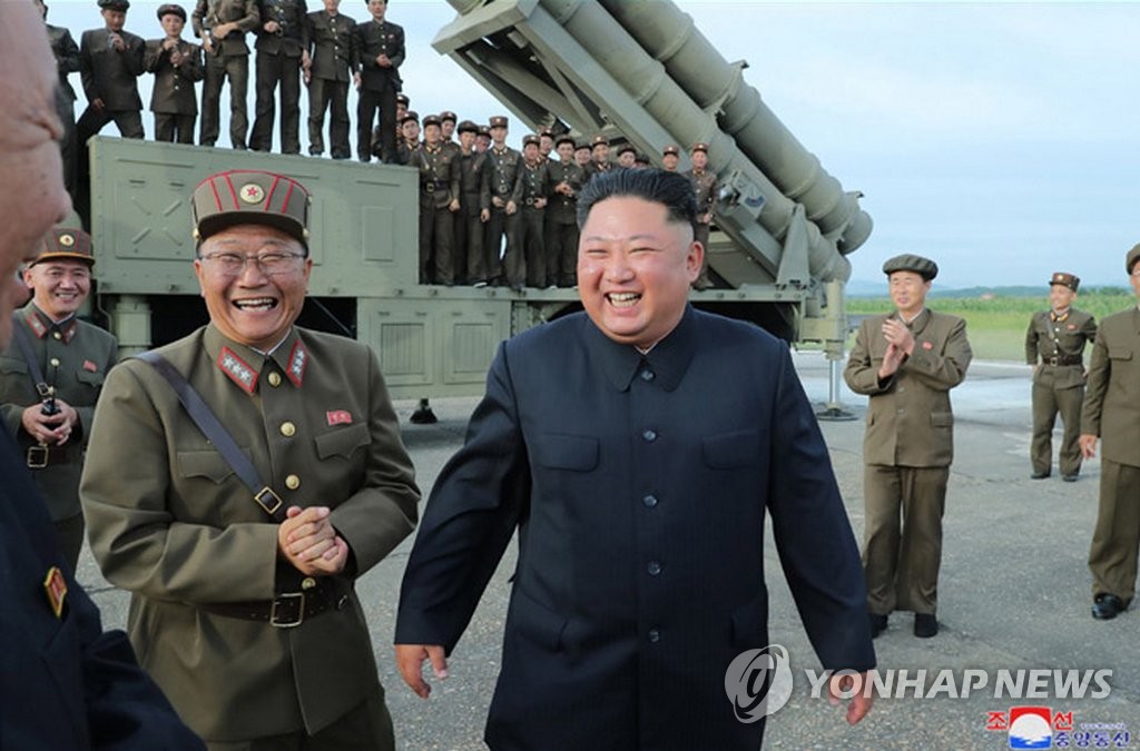Prueba de un nuevo lanzacohetes múltiple de calibre supergrande de Corea del Norte Prueba de un nuevo lanzacohetes múltiple de calibre supergrande de Corea del Norte