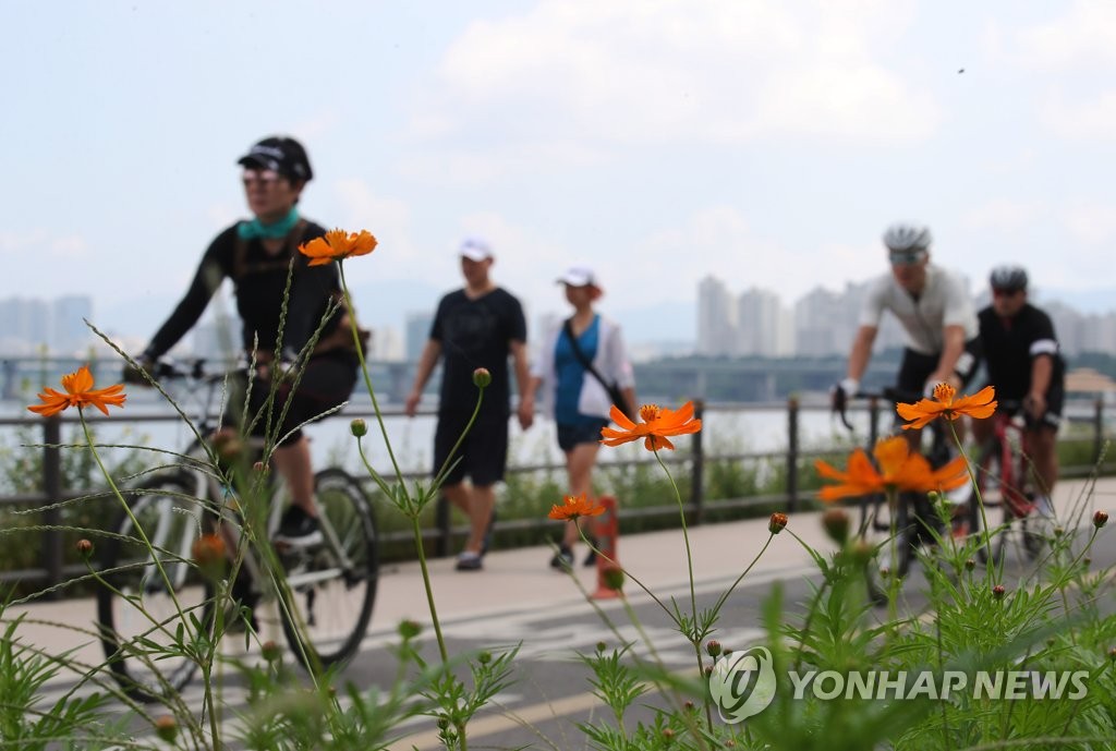 Montando en bicicleta a lo largo del río Hangang Montando en bicicleta a lo largo del río Hangang