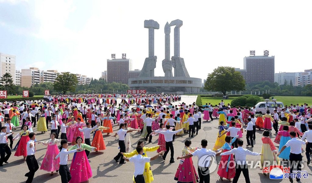 북한 선군절 기념 청년학생 경축무도회
