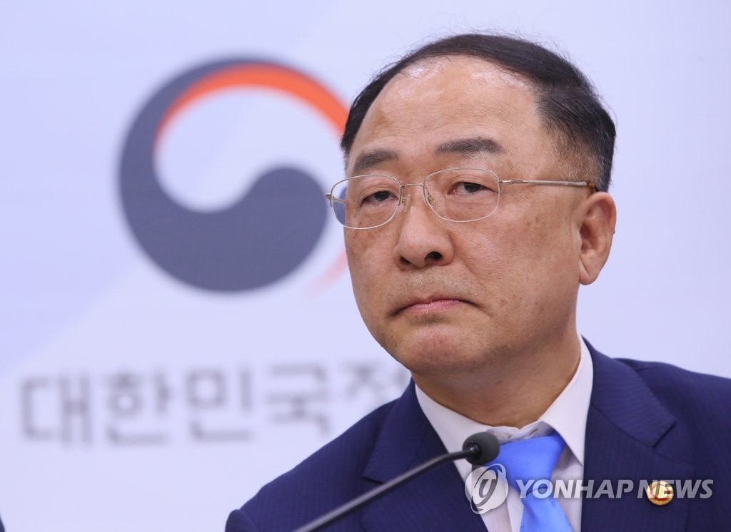 질문듣는 홍남기 경제부총리