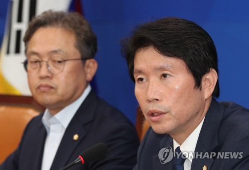 기자간담회하는 이인영 원내대표