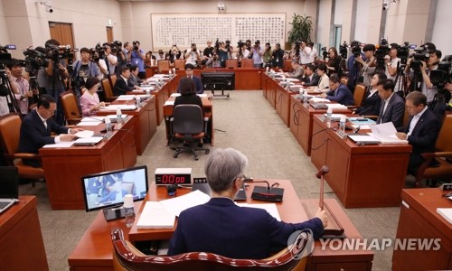 의사봉 두드리는 여상규 위원장