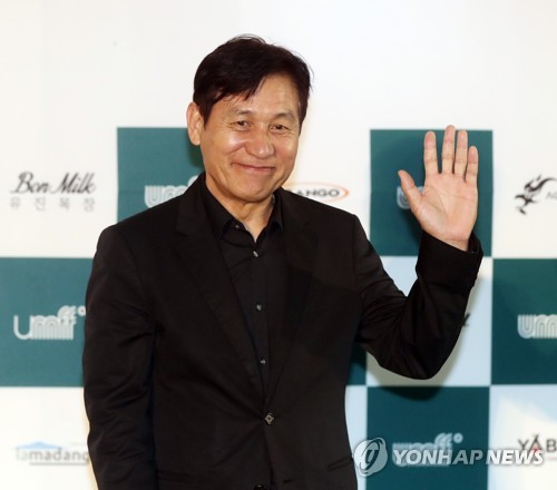 포즈 취하는 안성기