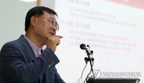 기자회견 하는 박세필 제주대 교수